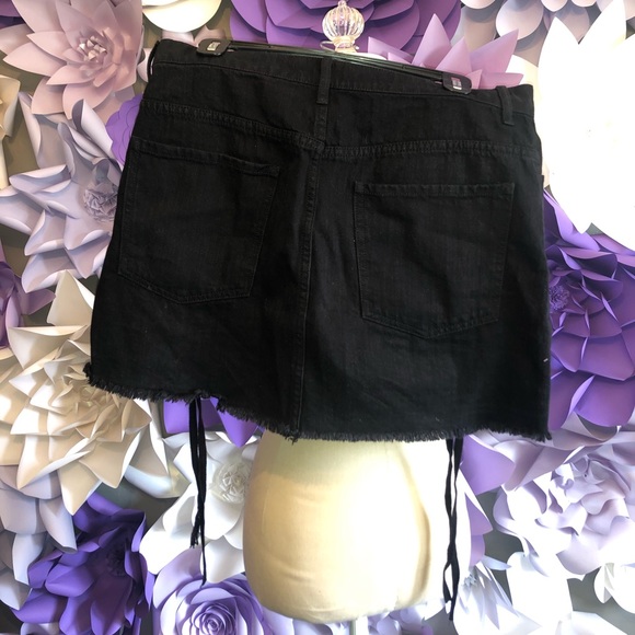 Black jean skirt - Picture 2 of 3